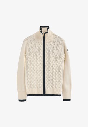 Roomkleurige vest met ritssluiting, met een kabelgebreid patroon aan de voorkant en geribbelde marineblauwe accenten bij de kraag, manchetten en zoom.