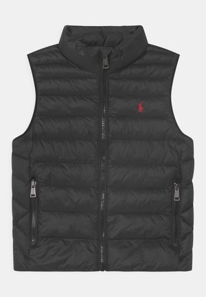 Veste sans manches matelassée noire avec col montant, texture matelassée, fermeture éclair à l'avant et deux poches latérales zippées; avec un logo rouge sur la poitrine.