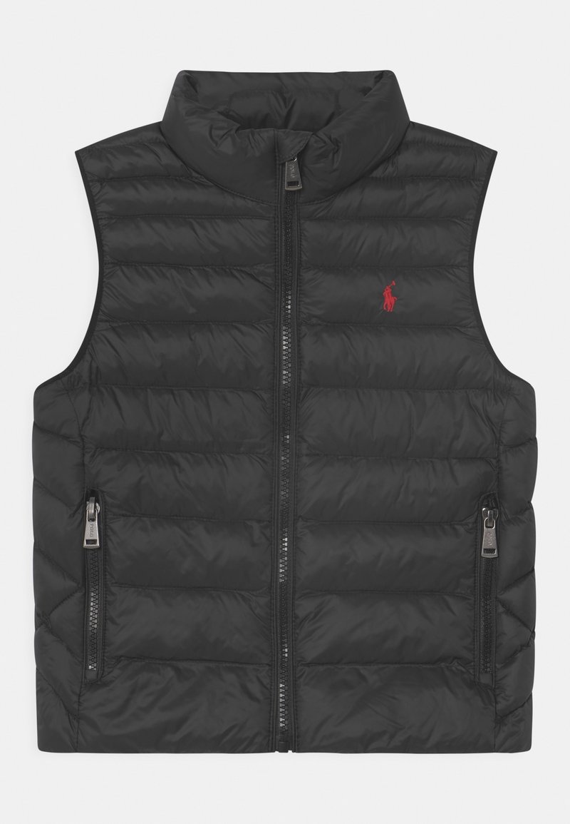 Černá prošívaná vesta s vysokým límcem, prošívaná textura, přední zip a dvě zipové kapsy po stranách; na hrudi je červené logo.