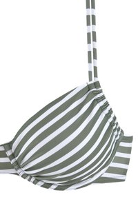 Svītrainā bikini augšdaļa olīvzaļā un baltā krāsā, ar regulējamiem siksnām, savilkta dizaina un formētiem kausiem atbalstam.