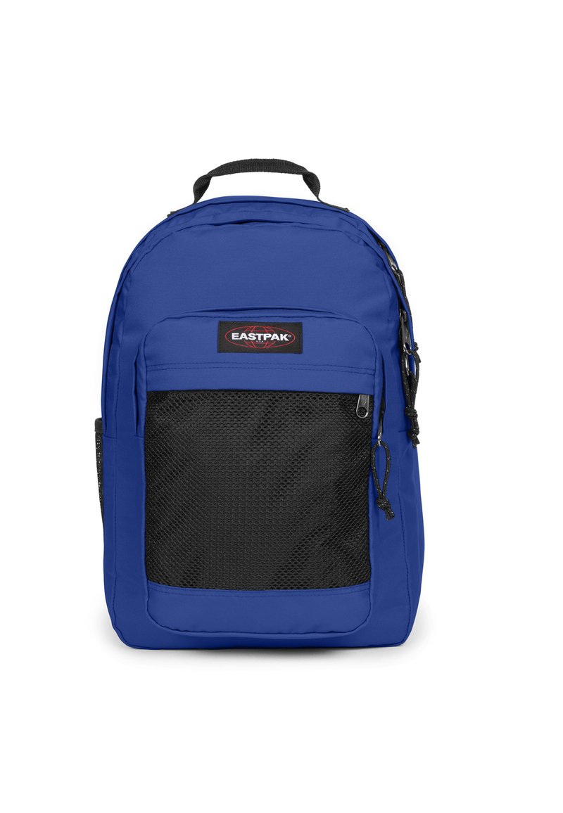 Mochila azul hecha de un tejido duradero que cuenta con un bolsillo frontal de malla negra, correas ajustables y un asa en la parte superior. Logo de la marca en la parte frontal.