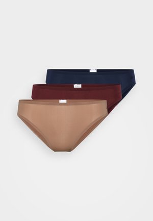 Tre par sømløse truser i marineblå, burgunder og hudfarge. Glatt stoff, lavt liv, minimalistisk merkevare på midjen.