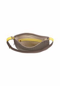 Bolso de mano de cuero trenzado en taupe con una correa de hombro amarilla. El interior cuenta con un bolsillo con cremallera y un forro suave en color beige.