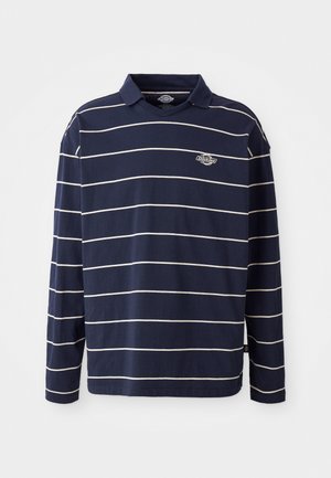 Polo cu mânecă lungă de culoare bleumarin, cu dungi orizontale albe, design cu guler și un mic logo pe partea stângă a pieptului. Material din bumbac.