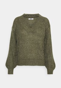Maglione lavorato a maglia verde oliva con scollo a V, spalle abbassate e bordo a coste. La texture è morbida, presenta un motivo delicato ed ha una vestibilità rilassata.