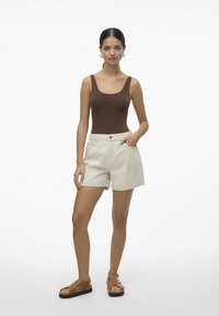 Vero Moda VMZURI MIX NOOS - Shorts vaqueros - ecru