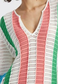 Maglione lavorato a maglia multicolore con scollo a V, caratterizzato da righe di rosa, bianco, verde e blu. La trama è aperta e leggera con un motivo in pizzo.