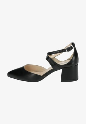 Zwarte leren blockhak schoenen met een spitse neus en gekruiste enkelbandjes, voorzien van een gespsluiting en een gladde textuur.