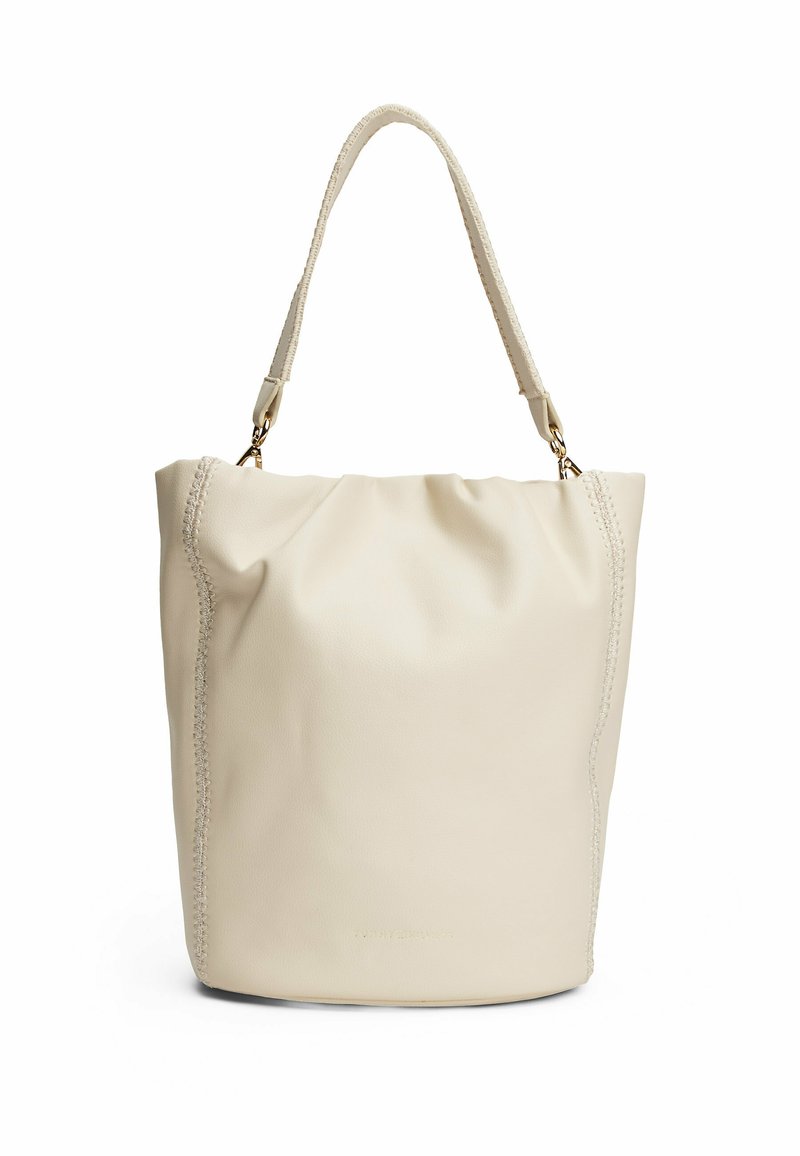Borsa a spalla in pelle color crema con parte superiore morbida e arricciata, manico robusto e cuciture decorative lungo le cuciture. Design minimalista.