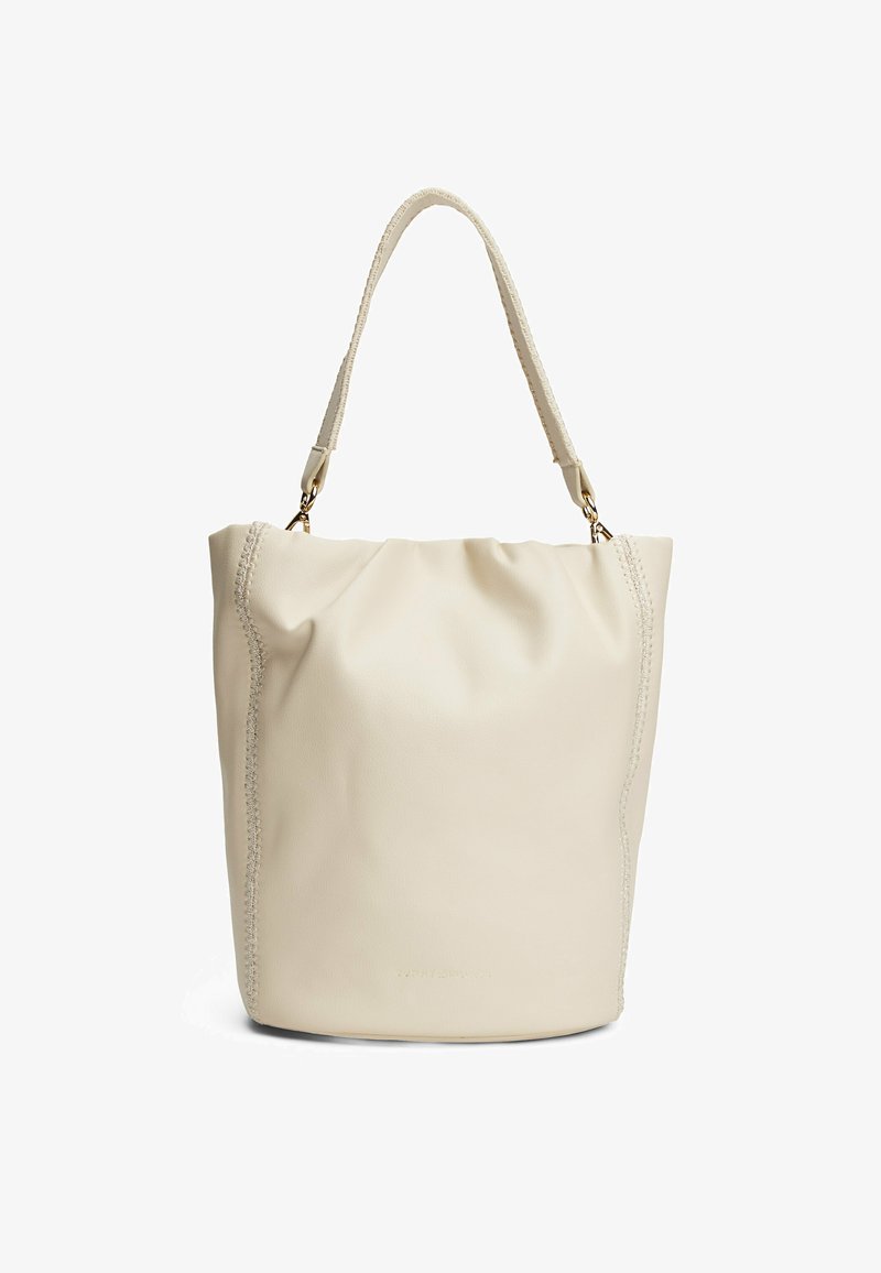 Crème-kleurige leren tote bag met een zachte, geplooide bovenkant, stevige handvat en decoratieve stiksels langs de naden. Minimalistisch ontwerp.