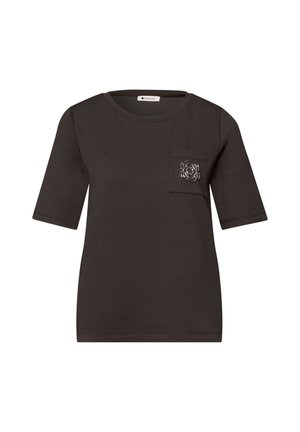 T-shirt noir à manches courtes avec col rond et petite poche poitrine ornée d'une épingle décorative géométrique argentée.