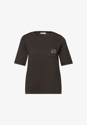T-shirt noir à manches courtes avec col rond et petite poche poitrine ornée d'une épingle décorative géométrique argentée.