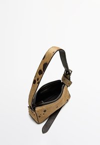 Braun gefleckte Lederhandtasche mit schwarzem Trageriemen, Reißverschluss und kompaktem rechteckigem Design. Das Innere ist schwarz.