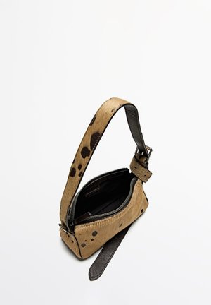 Sac à main en cuir marron à taches avec une bandoulière noire, fermeture éclair et une forme rectangulaire compacte. Intérieur noir.