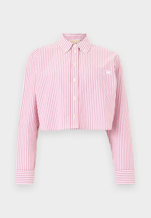 Camisa corta de rayas verticales en rosa y blanco, con botones, mangas largas y bolsillo frontal en el pecho con un pequeño logotipo blanco.