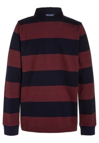 Langärmliges Rugbyshirt mit breiten horizontalen Streifen in Marineblau und Burgunderrot, mit gerippten Bündchen und klassischem Kragen, von hinten gezeigt.