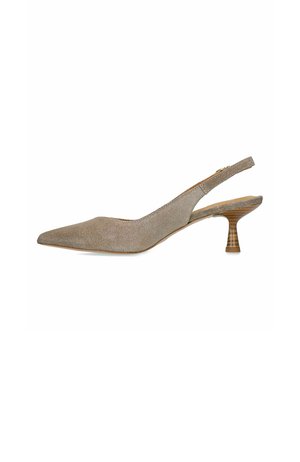 Beige suède slingback pump met spitse neus en lage, taps toelopende houten hak, zijaanzicht op witte achtergrond.