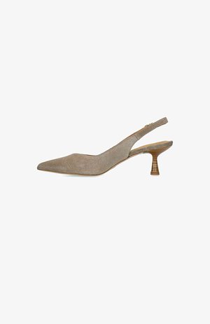 Beige suède slingback pump met spitse neus en lage, taps toelopende houten hak, zijaanzicht op witte achtergrond.