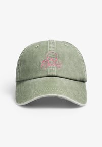 Gorra de mezclilla verde con visera curva, que presenta un bordado rosa de una calavera con huesos cruzados en la parte frontal. Cinta ajustable en la parte trasera.