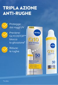 Fluido anti-rughe NIVEA Q10 in bottiglia bianca con dettagli gialli. Presenta SPF 50, evidenziando la protezione dai raggi UV e la riduzione delle rughe.
