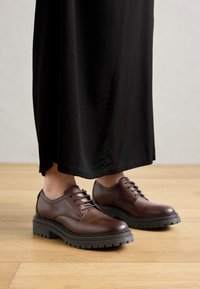 Non sélectionné, dark brown