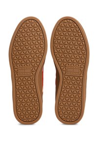 Bruine rubberen buitenzool met een getextureerd ruitpatroon. Heeft een logo dat in het midden is geperst. Afgeronde, flexibele vorm geschikt voor casual gebruik.