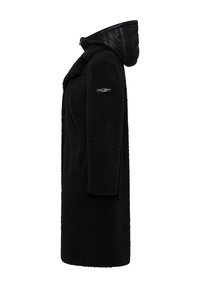 Zwarte jas met fleece textuur, lang ontwerp en een afneembare gewatteerde capuchon. Voorzien van zijzakken en een merkembleem op de mouw.