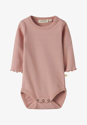 Mekani ružičasti bodi za bebe s dugim rukavima, suptilnim teksturiranim uzorkom, okruglim izrezom i tri kopče na dnu za jednostavnu promjenu pelena.