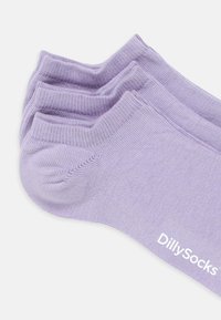 Calzini alla caviglia color lavanda realizzati in tessuto morbido, con polsini a coste e punta senza cuciture. Presentano il logo "DillySocks" in bianco sul lato.