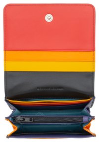 Leren portemonnee met meerkleurige secties: rood, geel en oranje. Heeft een marineblauwe onderkant, interieurkaartsleuven en een ritsvak.