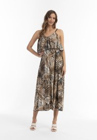 Rochie maxi cu imprimeu animalier, prevăzută cu o cap�ă fluidă, în nuanțe de bej, maro și negru. Bretele ajustabile și croială lejeră.