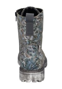 Stivale realizzato in materiale multicolore texturizzato con un design a motivo. Presenta un linguetta grigia e una suola robusta con una finitura argentata.