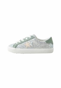 Glitz-beschuhte Sneaker in Hellgrün und Silber mit weißen Schnürsenkeln, die ein beiges Sternen-Detail an der Seite und eine strukturierte Gummisohle aufweisen.