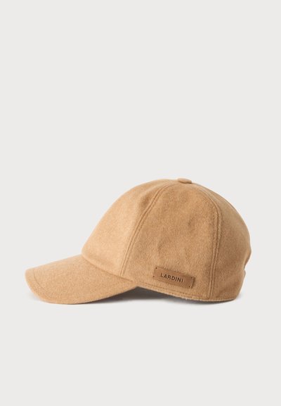 Casquette de baseball en laine marron clair avec une visière incurvée et une étiquette "Lardini" sur le côté, présentée sur un fond clair uni.