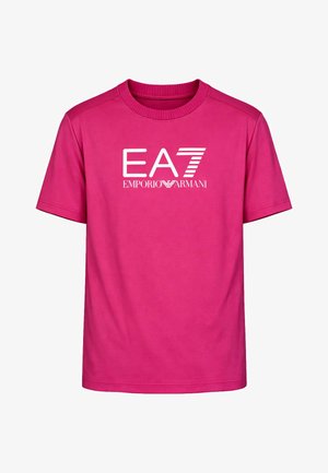 Felroze T-shirt met korte mouwen en een ronde hals, met het witte logo "EA7 Emporio Armani" gedrukt op de borst.