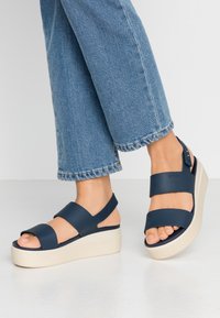 Crocs BROOKLYN LOW WEDGE - Tamancos - navy/stucco