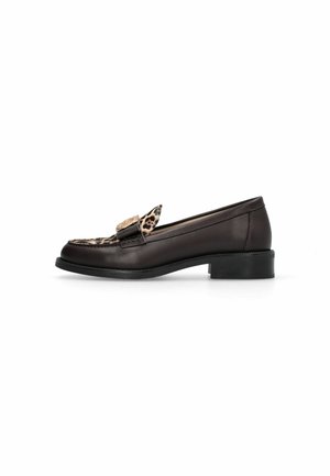 Mocassin en cuir brun foncé avec petit talon bloc et détail imprimé léopard sur le dessus avec une décoration boucle dorée.