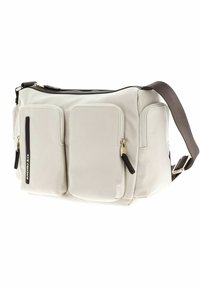 Borsa a tracolla sintetica beige con due tasche frontali con zip, dettagli dorati e una tracolla regolabile marrone. Texture liscia e forma arrotondata.