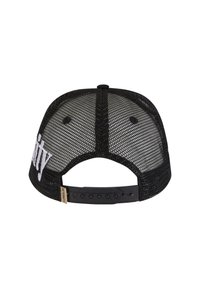 Sort mesh cap med en solid sort skygge. Har hvid broderet tekst på bagsiden og en justerbar plastikrem for pasform.