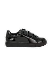 Sneaker nera lucida con tre fibbie in velcro, caviglia bassa e suola in gomma spessa, mostrata dal lato esterno su uno sfondo bianco.