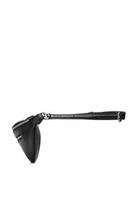 Czarna skórzana nerka o strukturalnym kształcie, teksturowanej powierzchni, podwójnym zapięciu na zamek błyskawiczny oraz regulowanym pasku, umożliwiająca różne sposoby noszenia.