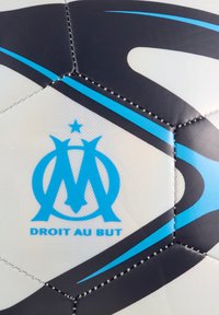 Pallone da calcio bianco con accenti neri e blu, caratterizzato da un emblema blu e dal testo "DROIT AU BUT" stampato in modo evidente. Superficie testurizzata.