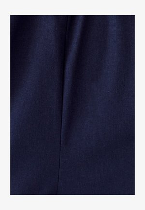 Meripun tumman sininen, jossa on sileä tekstuuri ja hienovarainen kudontakuvio. Materiaali on kevyt ja siinä on aavistus kiiltoa.