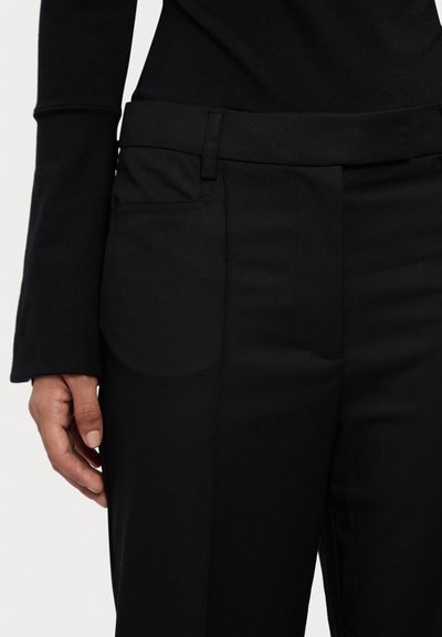 Pantalons noirs avec une coupe lisse et ajustée. Caractéristiques d'une taille plate, de poches latérales et de coutures épurées pour une apparence soignée.