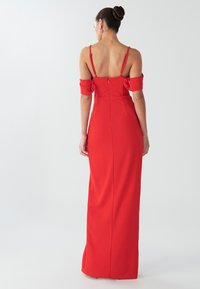 Rotes, bodenlanges Kleid mit schulterfreien Ärmeln, tailliertem Oberteil und einem dezenten Reißverschluss am Rücken. Hergestellt aus glattem Stoff mit einer schlanken Silhouette.
