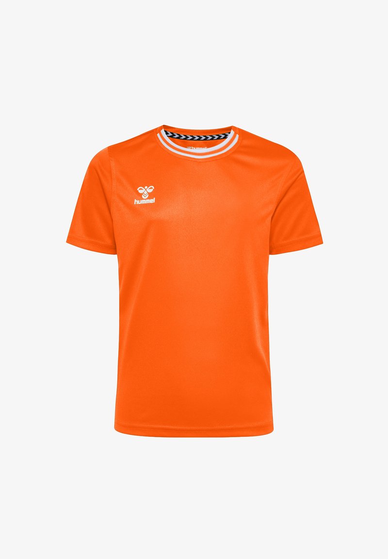 Pomarańczowa sportowa koszulka, krótki rękaw, gładka tekstura, z czarnym i białym paskowanym okrągłym dekoltem oraz logo na lewej piersi.