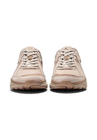 Scarpe sportive beige con tomaia in rete, dettagli in beige scuro, lacci tondi e suola in gomma texture. Logo ben visibile sulla linguetta.