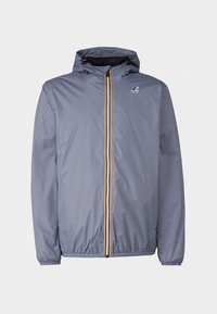 Veste grise légère avec capuche. Elle présente une fermeture zippée à l'avant, des poignets élastiques et une bande colorée au centre. Fabriquée en matériau lisse.