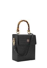 Czarna torebka z plecionej skóry z bambusowym uchwytem u góry, złotymi elementami i plecionym paskiem. Posiada klapę zamykającą i logo jako detal.