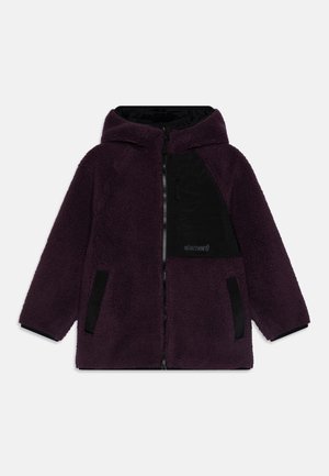 Fleece jack in donkerpaars met een zwarte ritssluiting aan de voorkant en een capuchon. Bevat twee zijzakken en heeft een gestructureerd oppervlak.